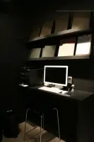 올블랙 미니멀 빌트인 사무 워크스테이션